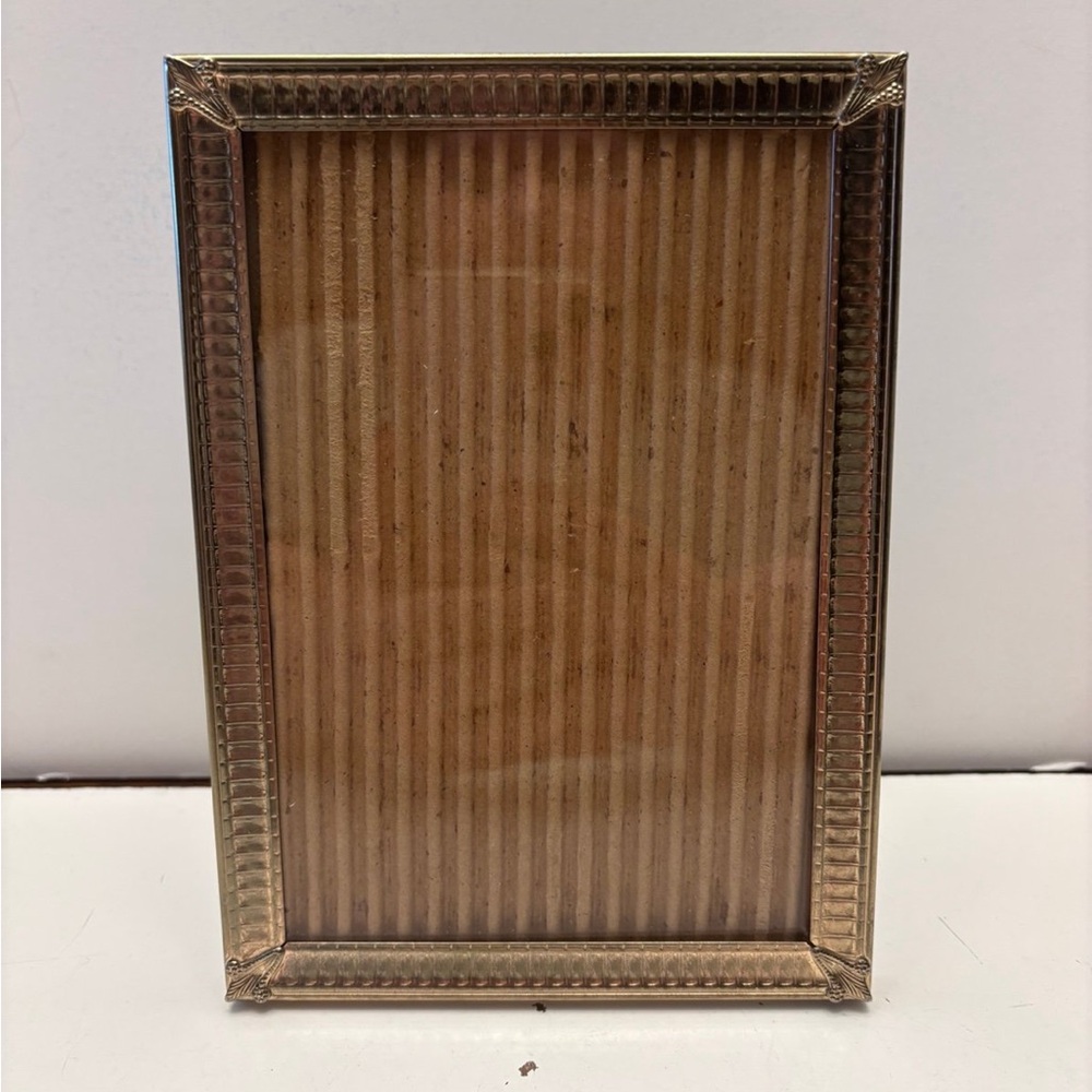 Vintage gold tone picture frame 7x5